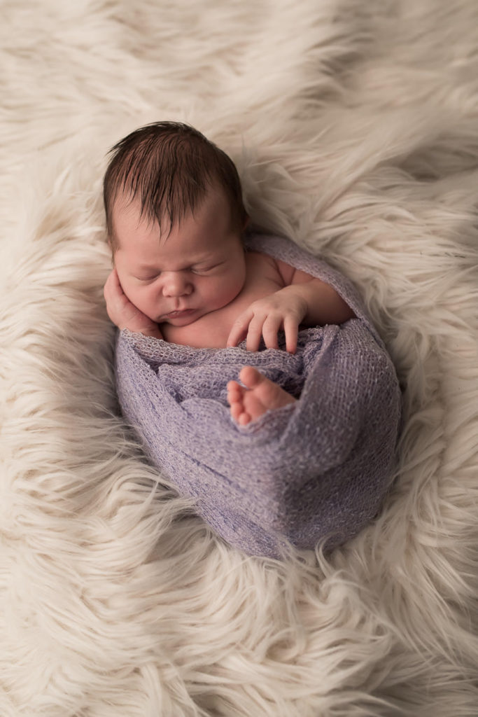 Schlafendes Baby mit vielen dunklen Haaren