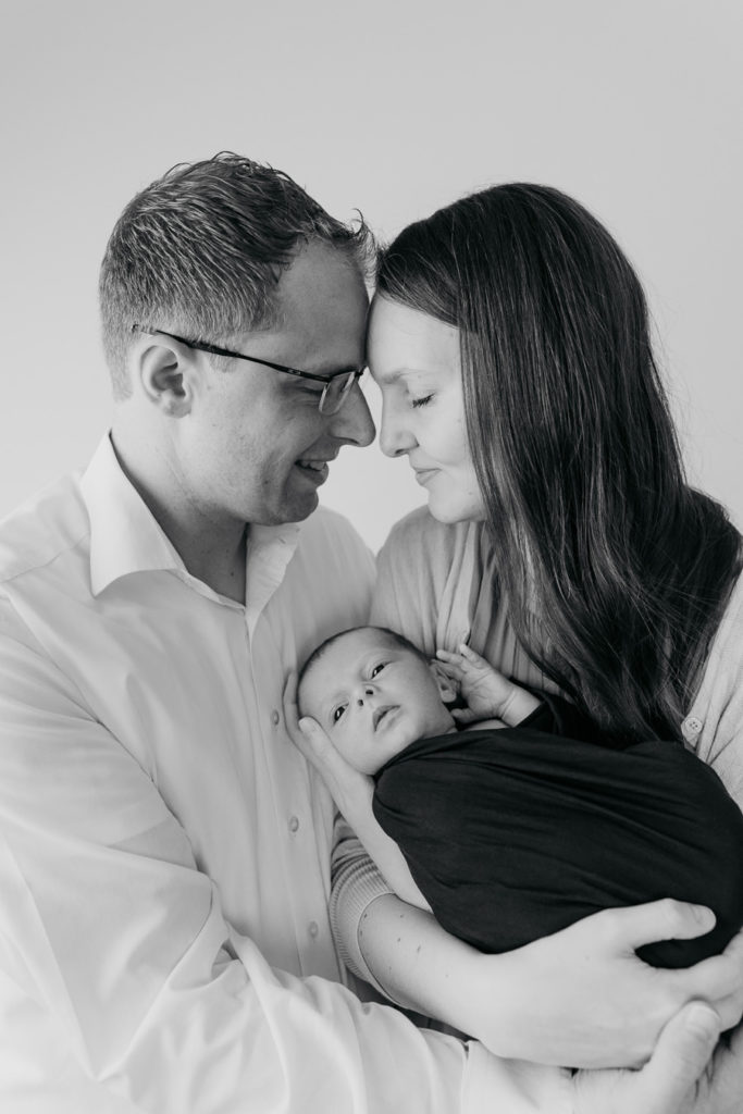 Inniges Familienfoto mit ihrem neugeborenen Baby