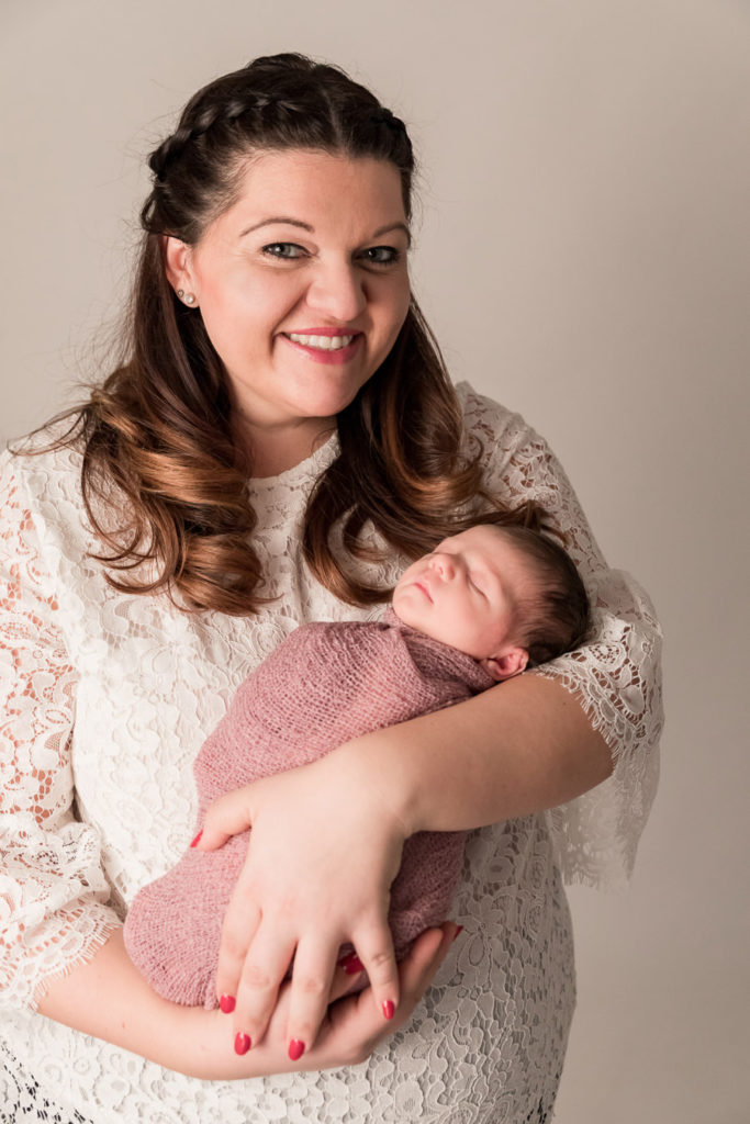 Mutter mit ihrem neugeborenen Baby im Arm