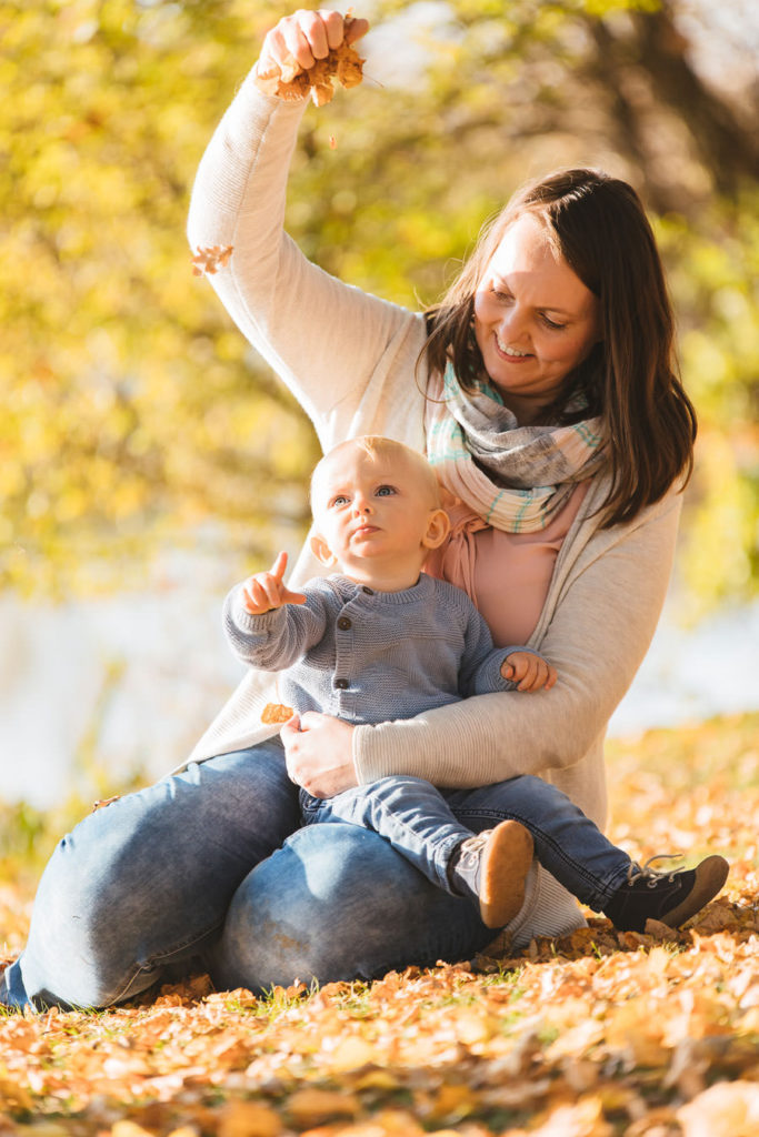 Mutter und Kind Foto spielend in Herbstlaub in Erding
