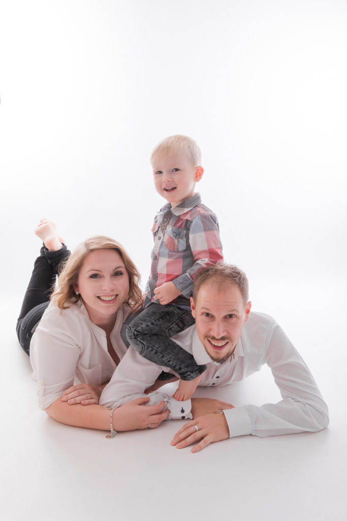 Familienfoto mit 3 jährigem Kind im Fotostudio