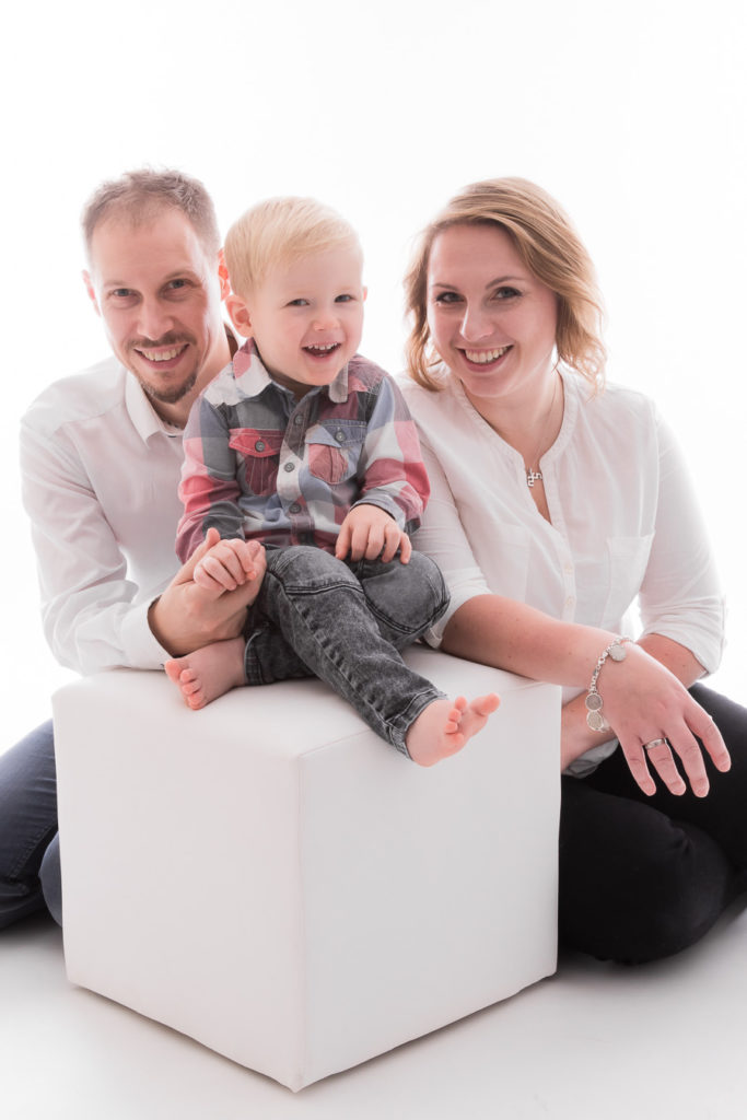 Familienfoto mit Backlight im Fotostudio in Erding