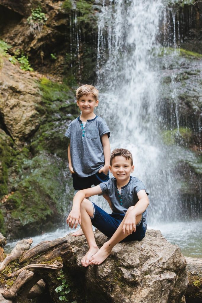 Geschwisterfoto am Schliersee vor dem Wasserfall