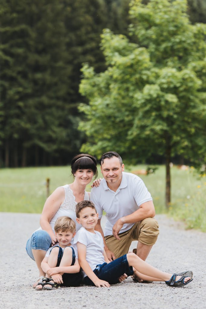 Familienfoto mit Kindern im Grünen