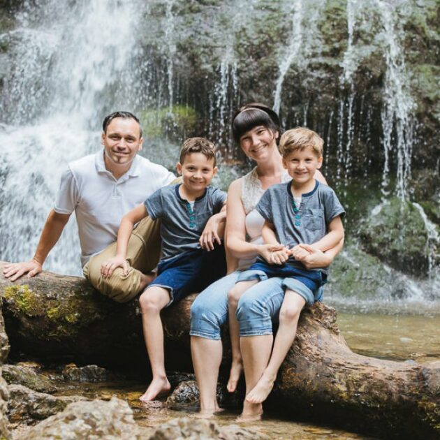 Familienfoto vor dem Josefstaler Wasserfall