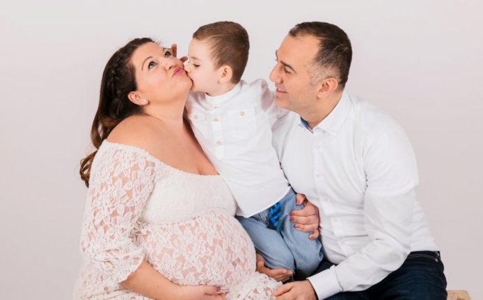 Familienfoto mit großem Bruder und Babybauch