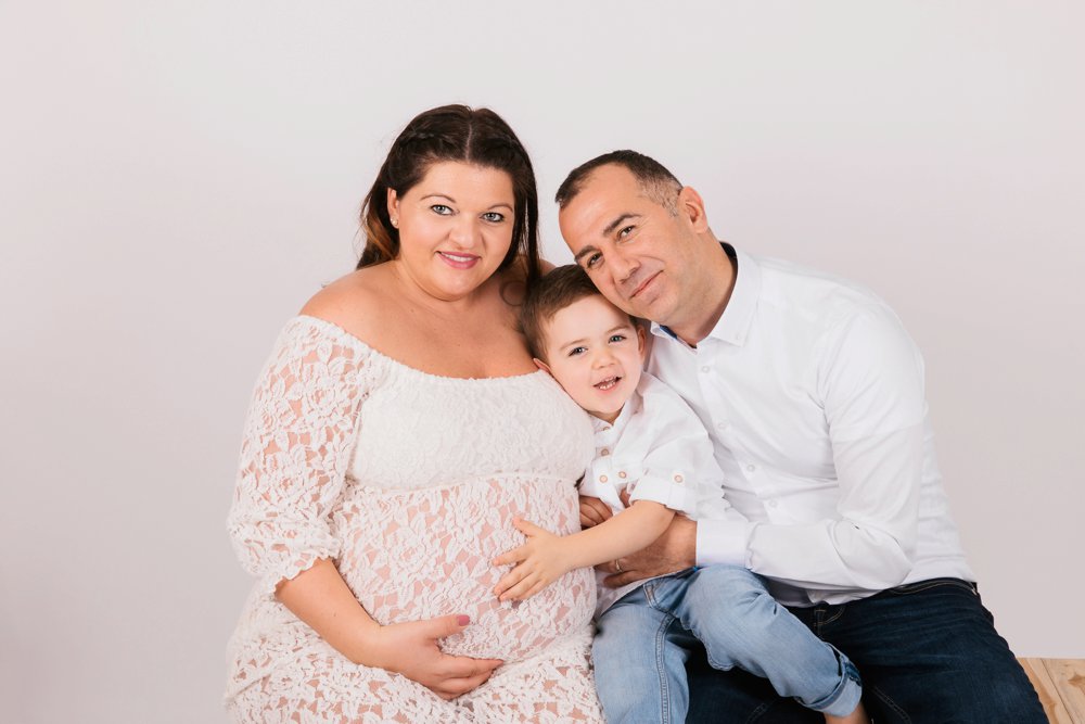 Familienfoto mit Babybauch im Studio