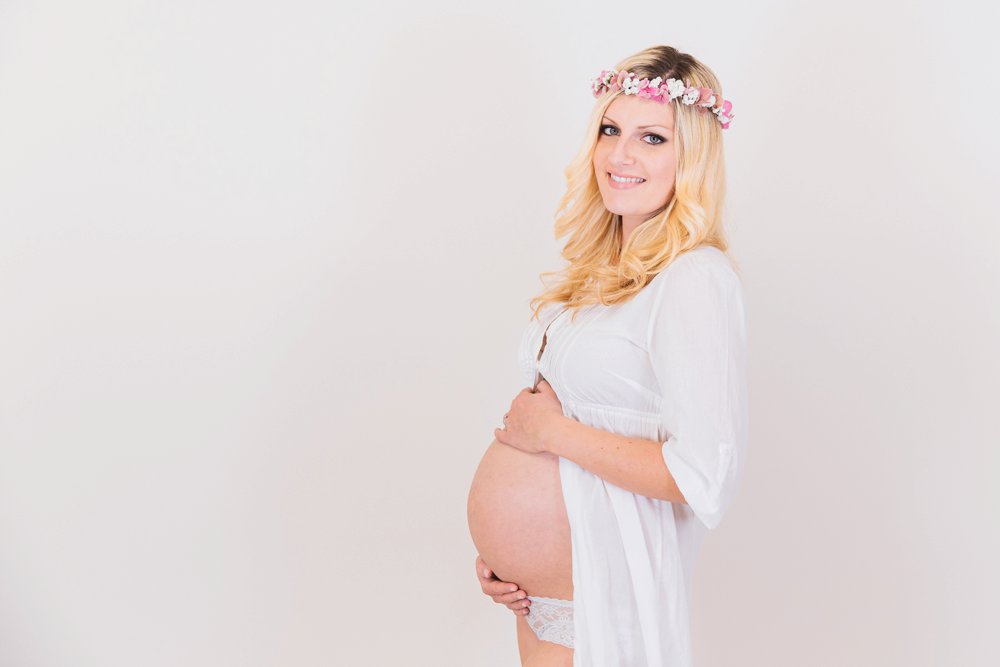 Werdende Mutter in der Schwangerschaft im Porträt mit Haarkranz