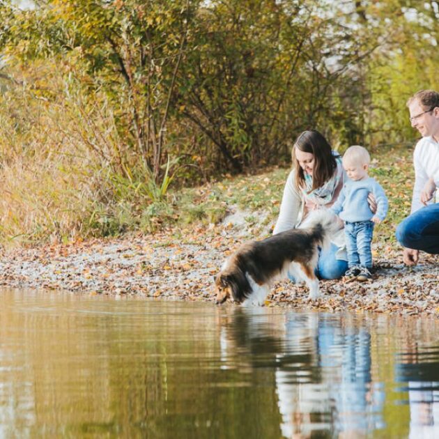 Familienfoto mit Hund am See am Finsinger Weiher