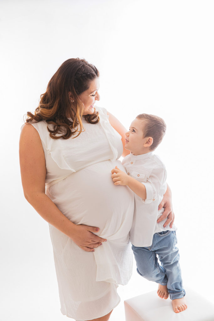 Babybauchfoto mit großem Bruder