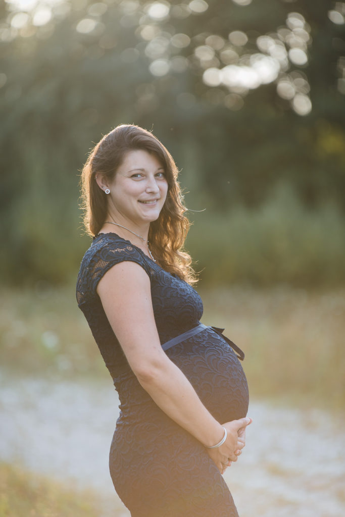 Porträt einer lachenden werdenden Mutter in Erding