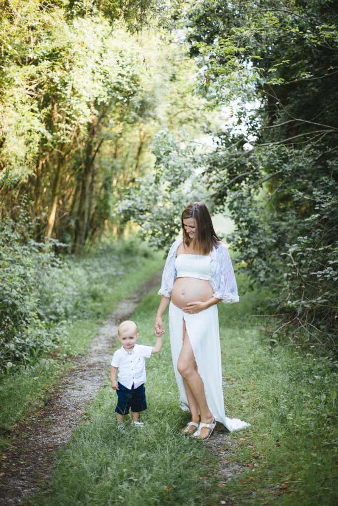 Schwangerschaftsfoto einer werdenden Mutter mit ihrem großen Kind