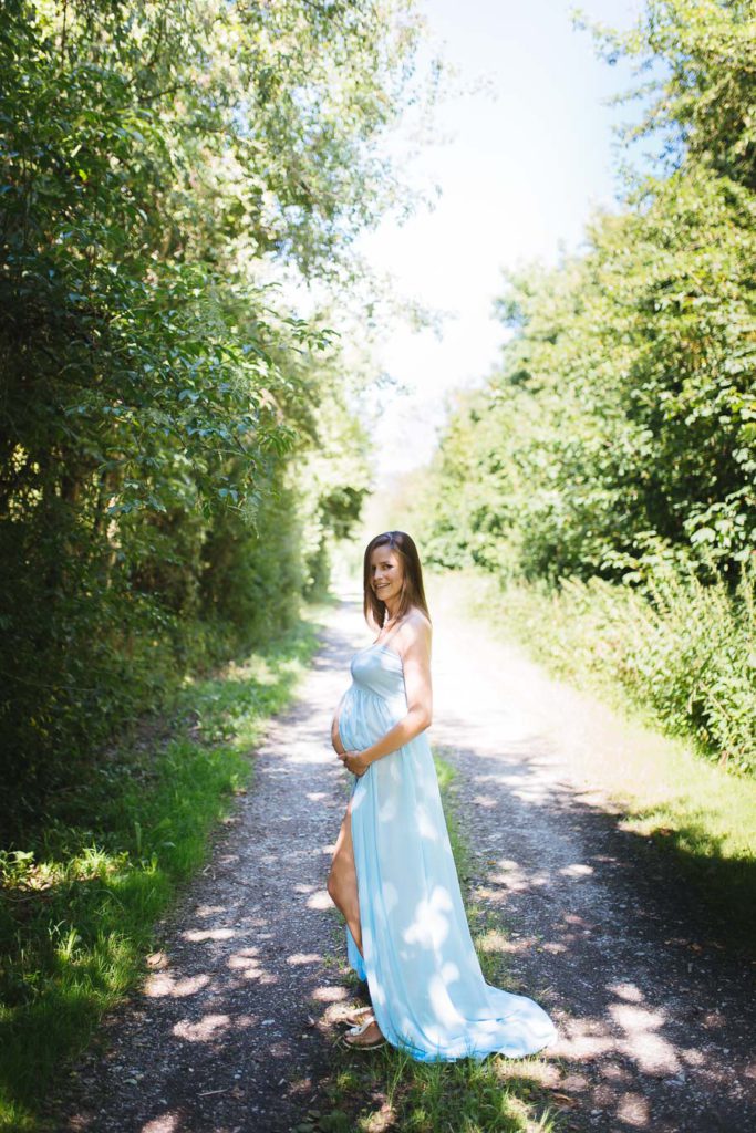 Werdende Mutter im blauen Kleid