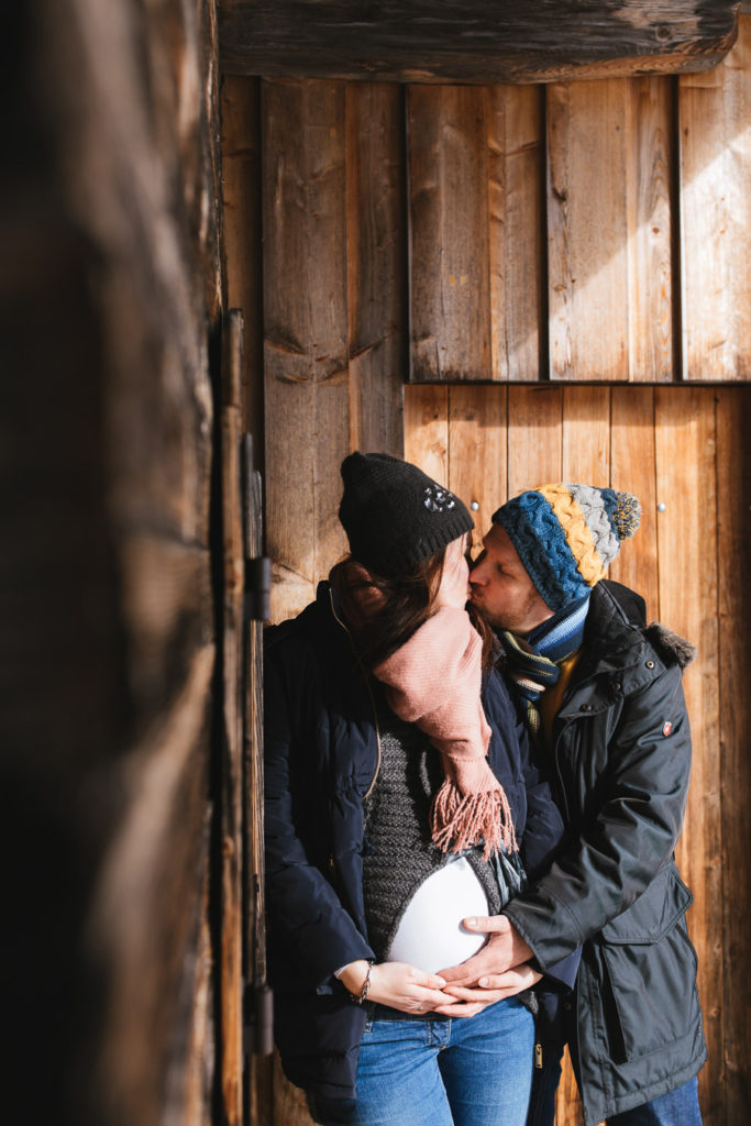Paarfotos auf der Wallberghütte mit Babybauch